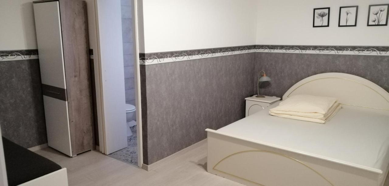 Radek Vendeghaz Es Apartman Halászi المظهر الخارجي الصورة